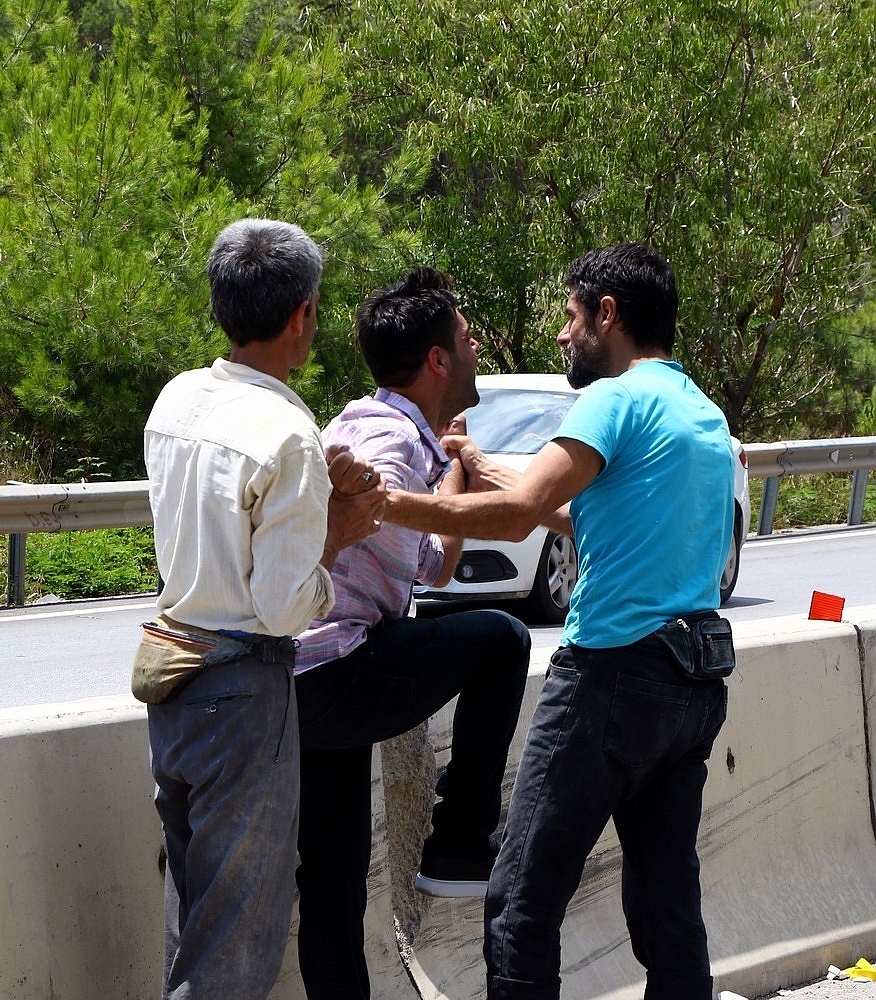 Antalya'da 2 kamyonet çarpıştı: 1 ölü, 6 yaralı!