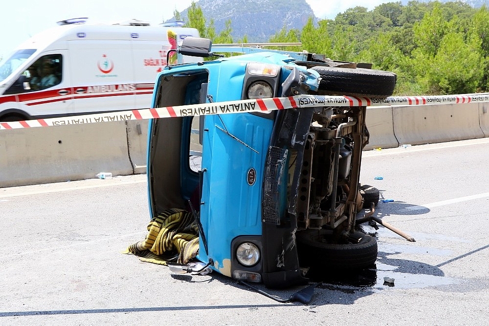 Antalya'da 2 kamyonet çarpıştı: 1 ölü, 6 yaralı!