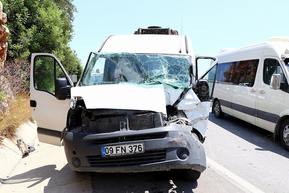 Antalya'da 2 kamyonet çarpıştı: 1 ölü, 6 yaralı!
