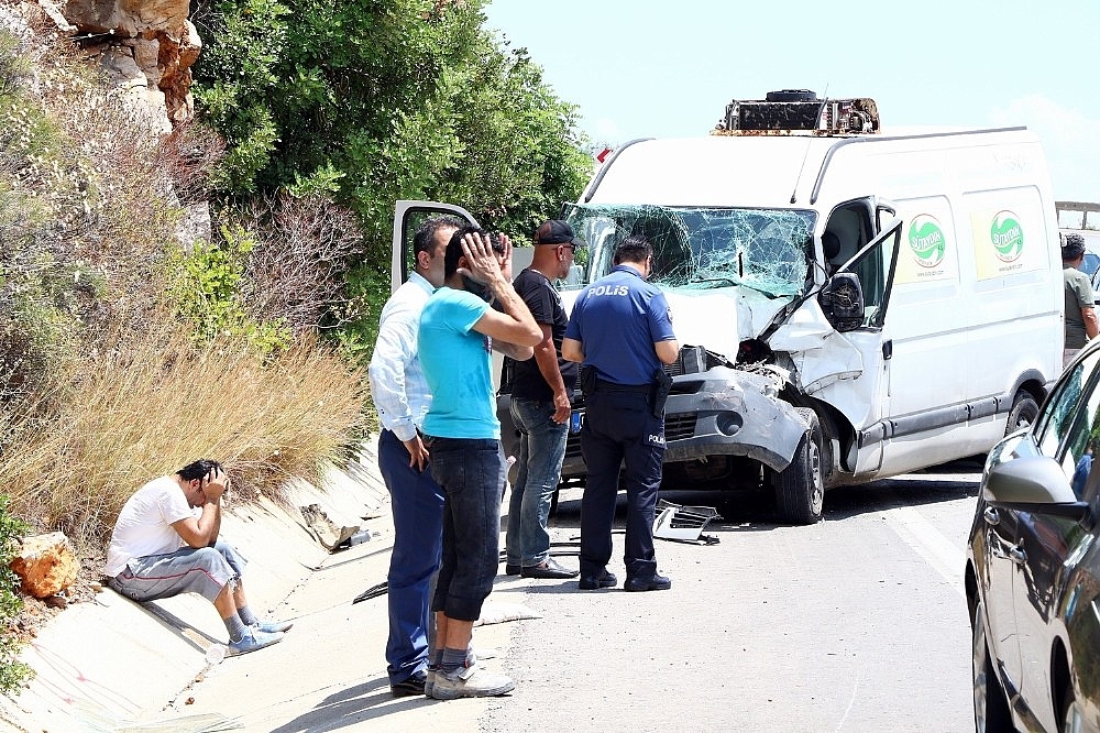 Antalya'da 2 kamyonet çarpıştı: 1 ölü, 6 yaralı!