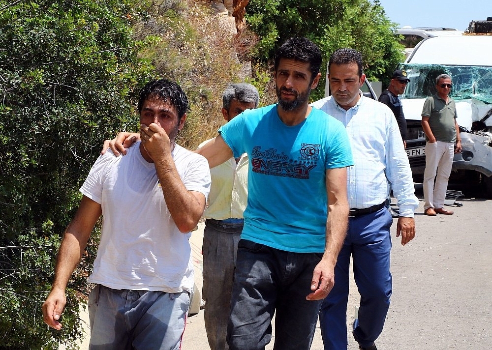 Antalya'da 2 kamyonet çarpıştı: 1 ölü, 6 yaralı!