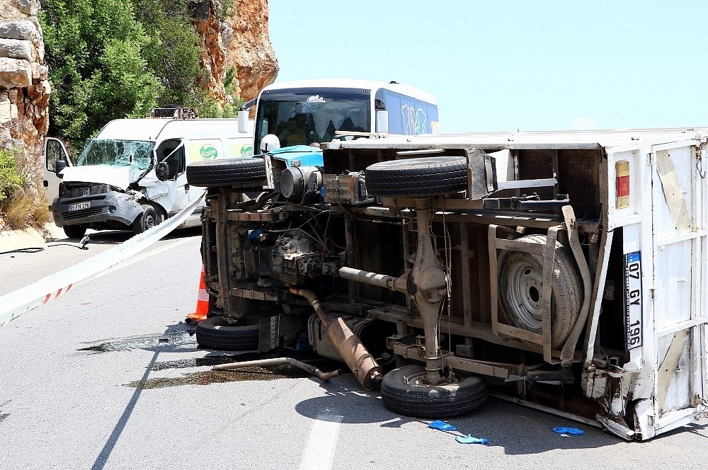 Antalya'da 2 kamyonet çarpıştı: 1 ölü, 6 yaralı!