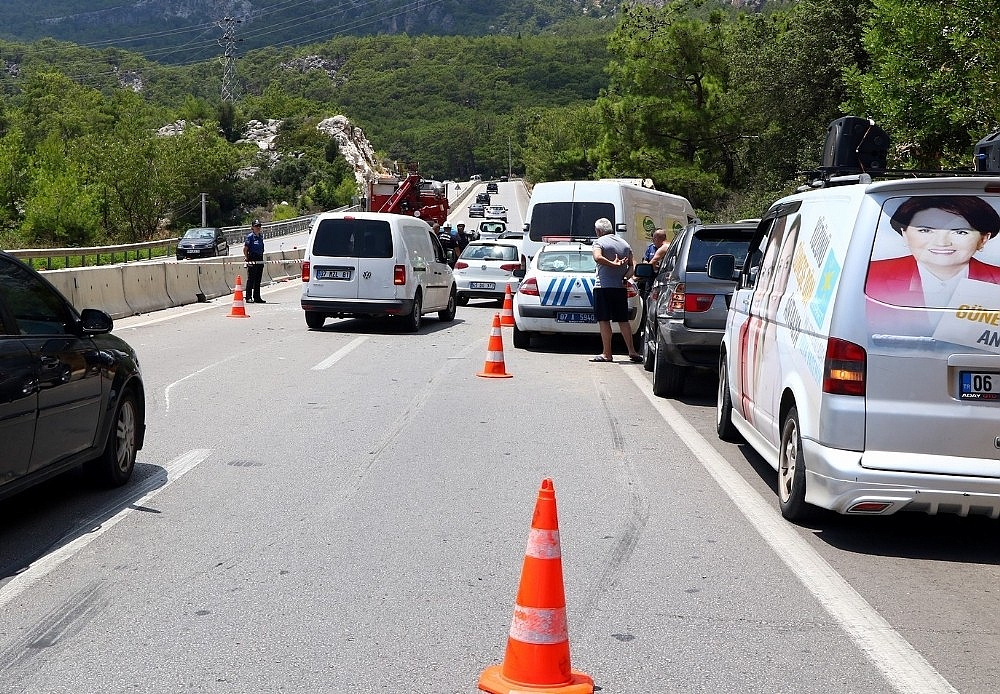 Antalya'da 2 kamyonet çarpıştı: 1 ölü, 6 yaralı!