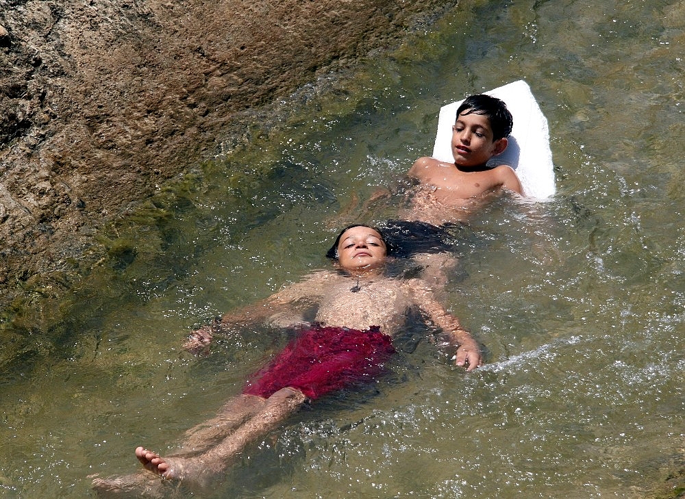 Antalya'da denize gidemeyen çocukların su kanalında tehlikeli rafting keyfi!