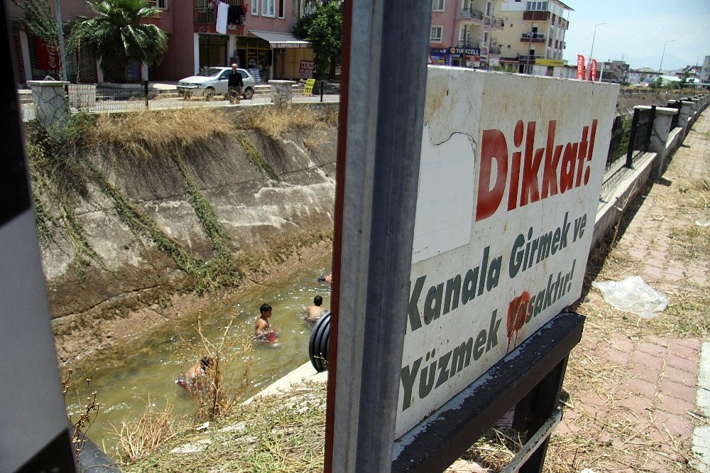 Antalya'da denize gidemeyen çocukların su kanalında tehlikeli rafting keyfi!