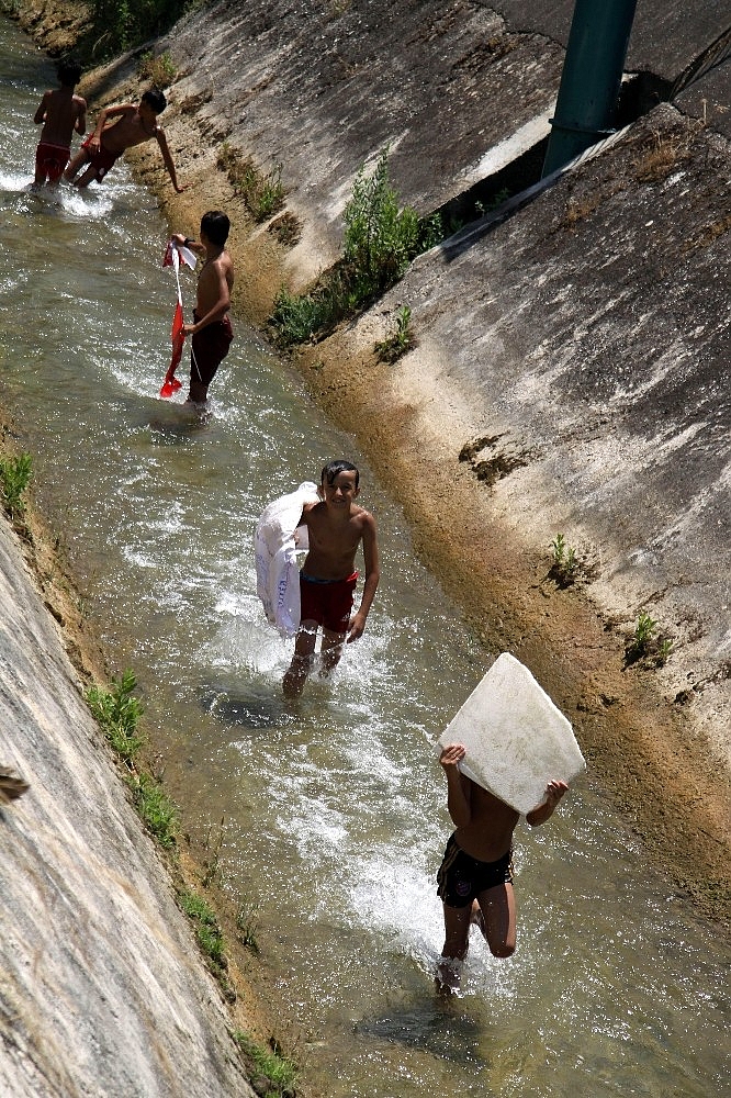Antalya'da denize gidemeyen çocukların su kanalında tehlikeli rafting keyfi!