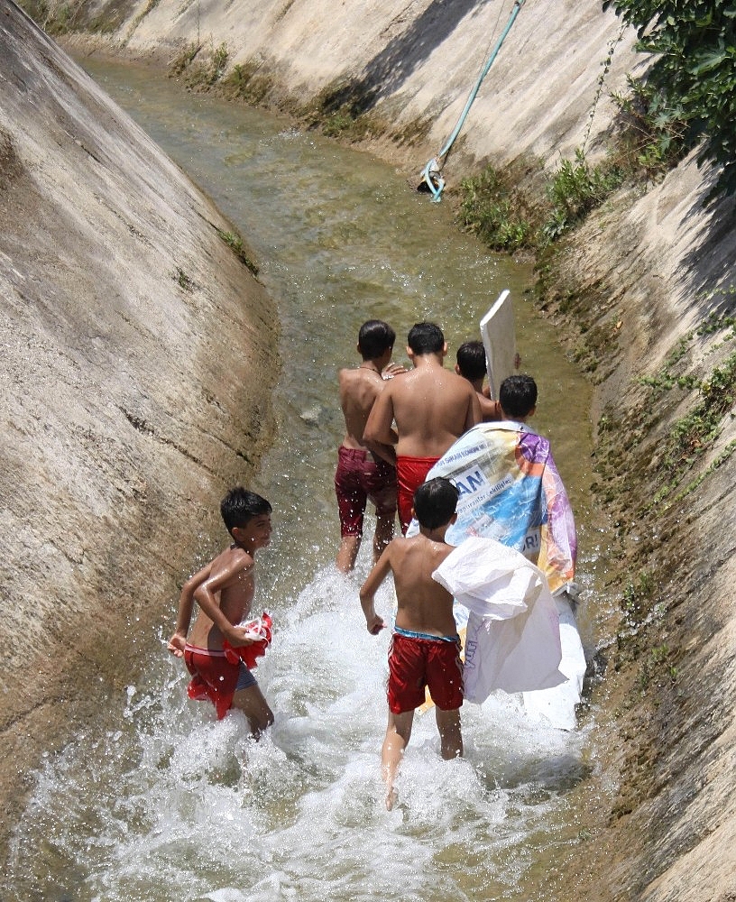 Antalya'da denize gidemeyen çocukların su kanalında tehlikeli rafting keyfi!