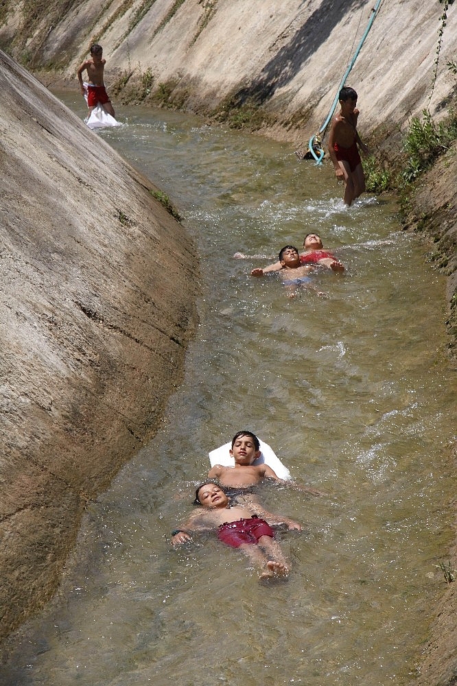 Antalya'da denize gidemeyen çocukların su kanalında tehlikeli rafting keyfi!