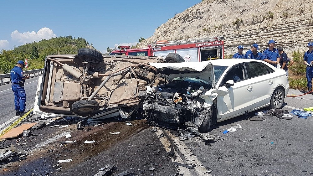 Antalya'da feci kaza: 3 ölü, 4 yaralı!