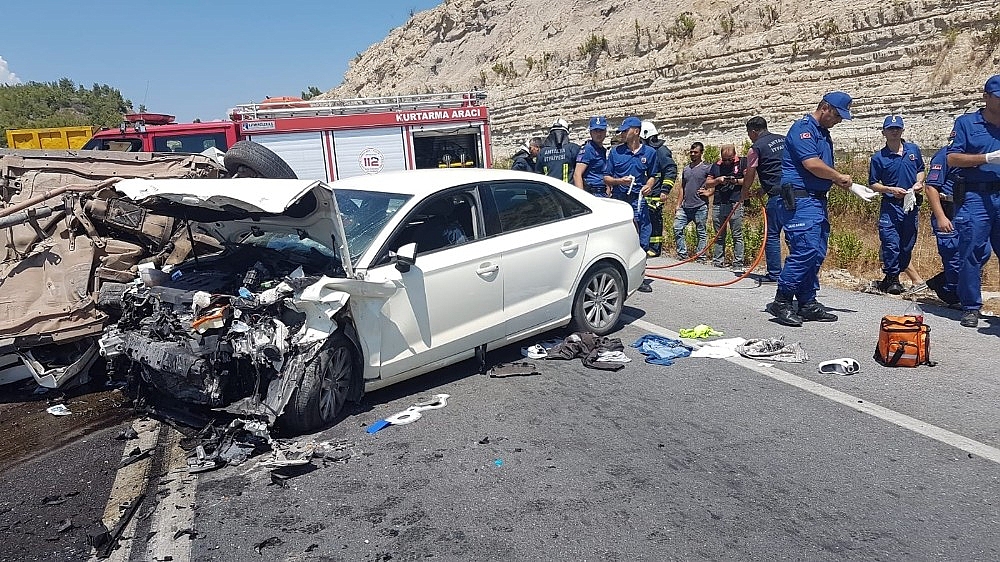 Antalya'da feci kaza: 3 ölü, 4 yaralı!