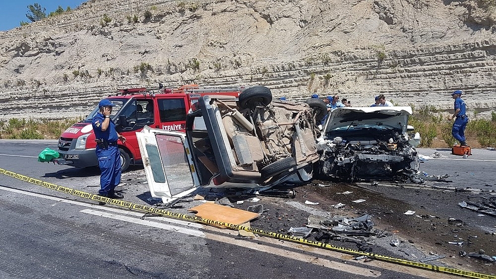 Antalya'da feci kaza: 3 ölü, 4 yaralı!