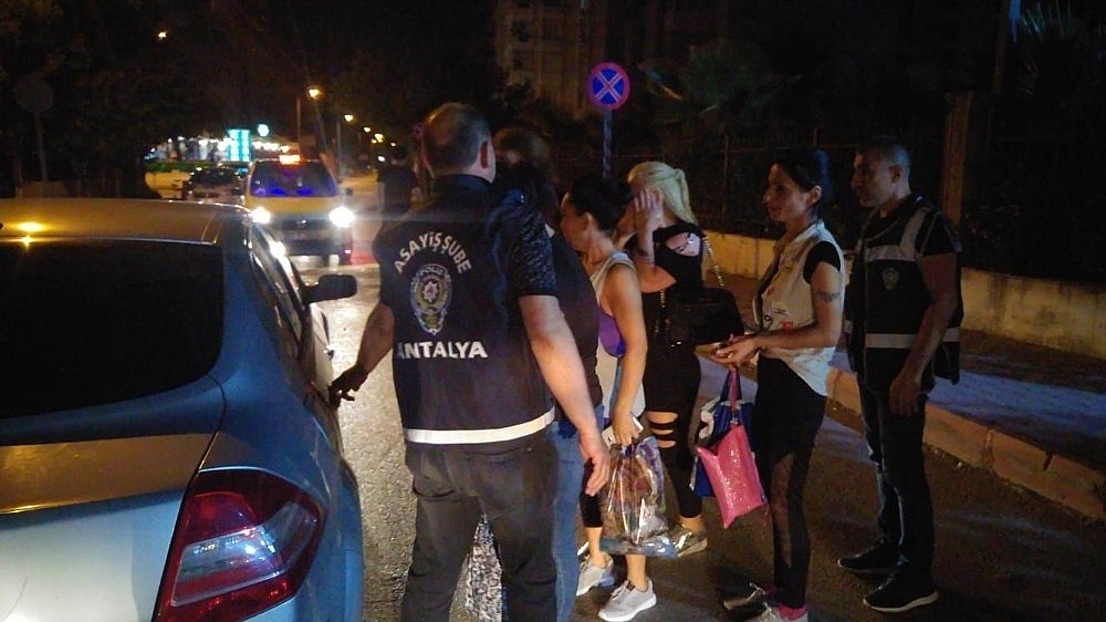 Antalya'da güzellik merkezine fuhuş baskını!