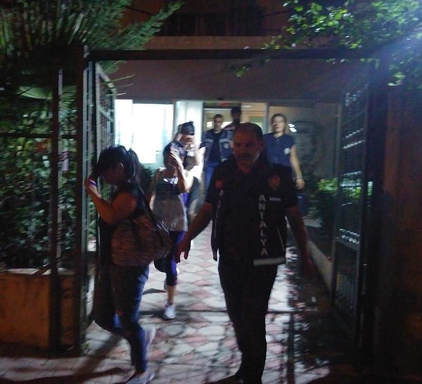 Antalya'da güzellik merkezine fuhuş baskını!