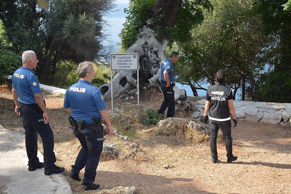Antalya'da metruk yapılara polis baskını!