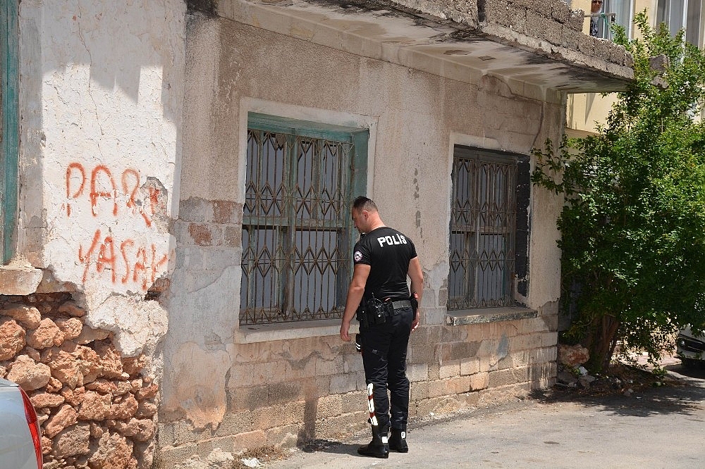Antalya'da metruk yapılara polis baskını!