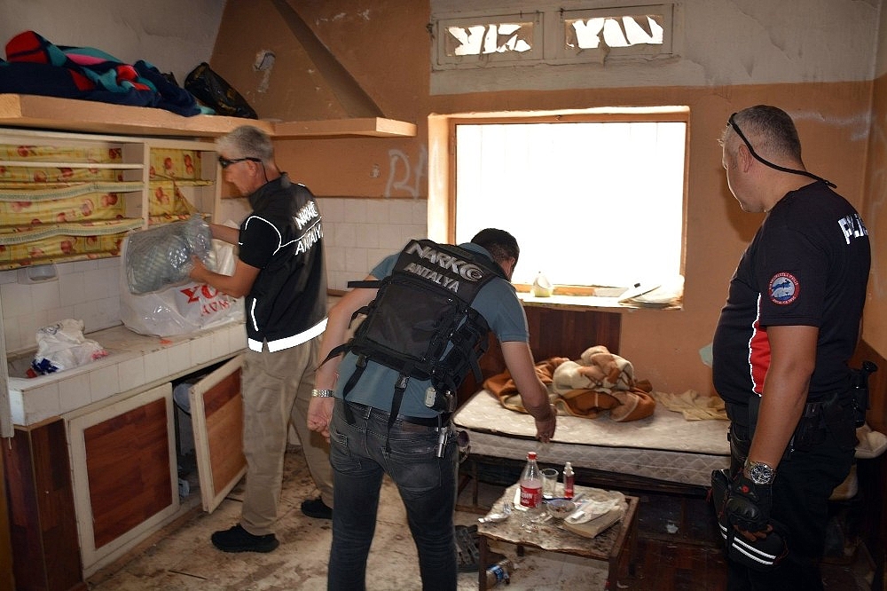 Antalya'da metruk yapılara polis baskını!