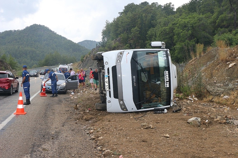 Antalya'da tur otobüsü devrildi: 6 turist yaralı!