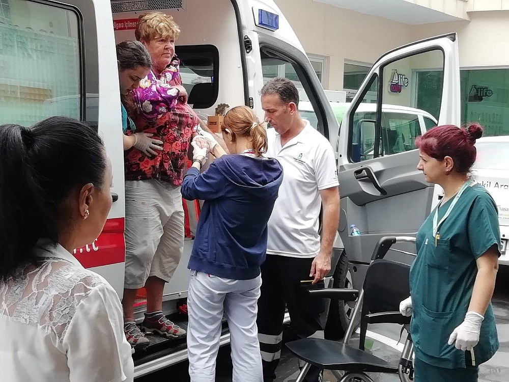 Antalya'da tur otobüsü devrildi: 6 turist yaralı!