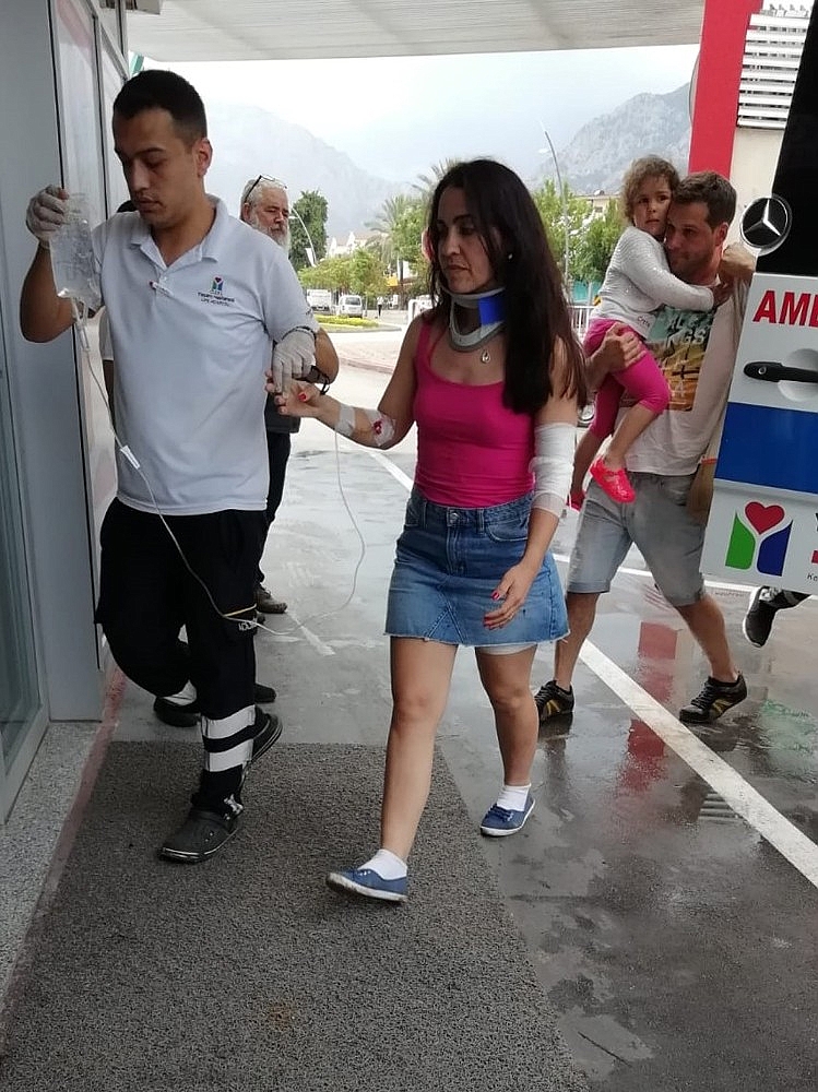 Antalya'da tur otobüsü devrildi: 6 turist yaralı!