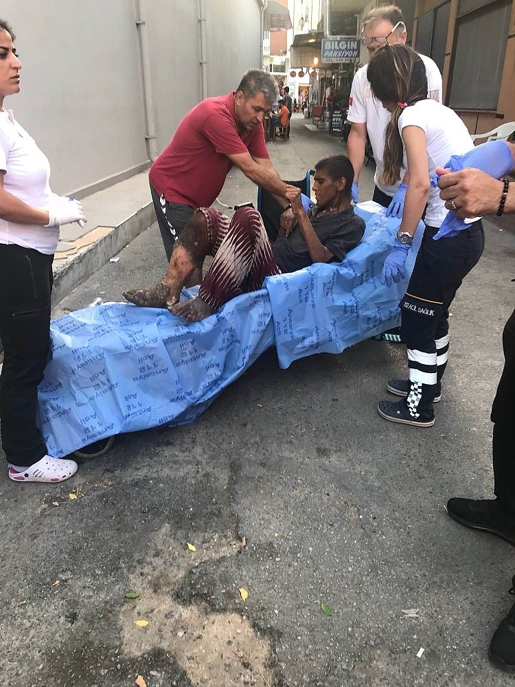 Antalya'da yaralı dilenciye zabıtadan yardım eli!