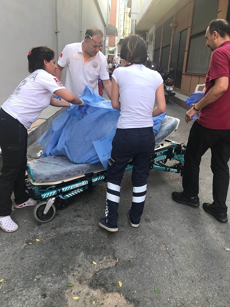 Antalya'da yaralı dilenciye zabıtadan yardım eli!