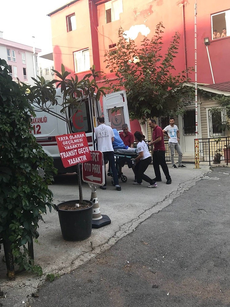 Antalya'da yaralı dilenciye zabıtadan yardım eli!