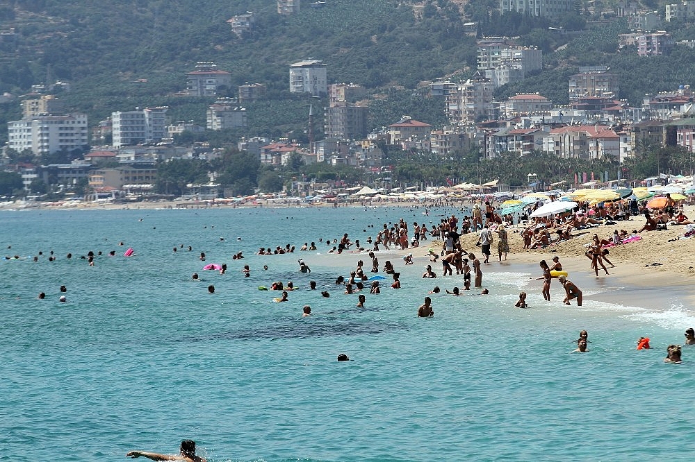 Antalya'ya denizden ve havadan turist yağdı (Videolu)