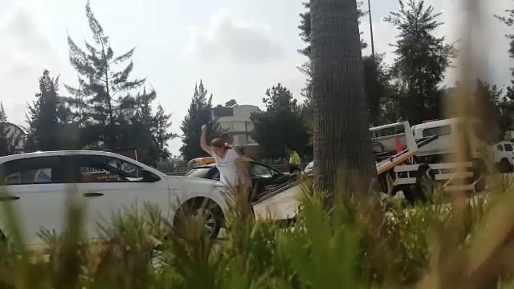 Aracı çekilen kadın, hırsını taşla aracının camı ve kaportasına zarar vererek aldı! (Videolu)