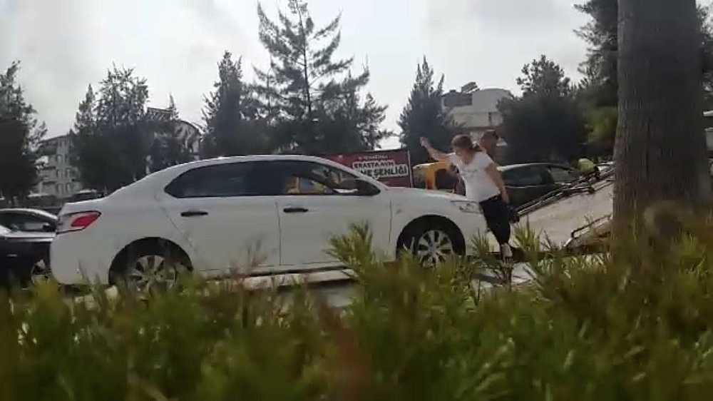 Aracı çekilen kadın, hırsını taşla aracının camı ve kaportasına zarar vererek aldı! (Videolu)