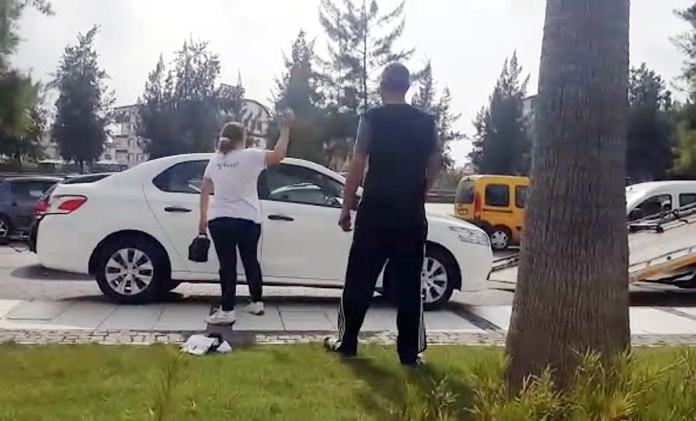 Aracı çekilen kadın, hırsını taşla aracının camı ve kaportasına zarar vererek aldı! (Videolu)
