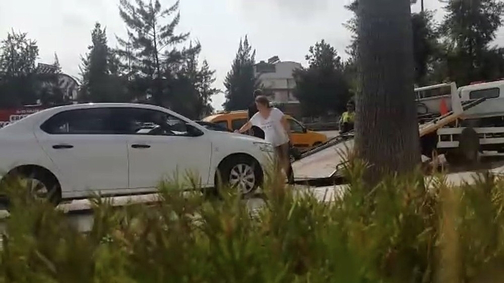 Aracı çekilen kadın, hırsını taşla aracının camı ve kaportasına zarar vererek aldı! (Videolu)