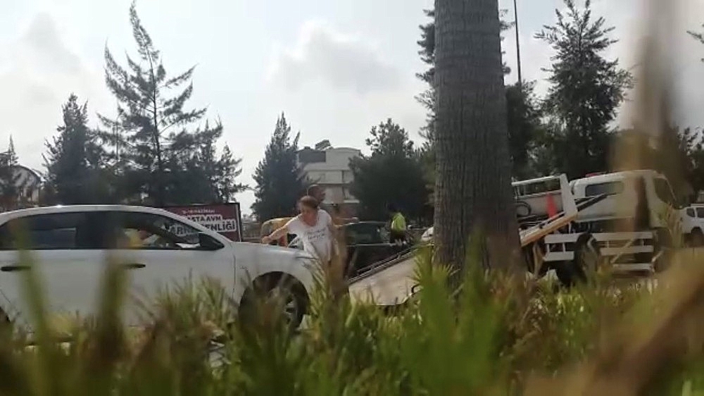Aracı çekilen kadın, hırsını taşla aracının camı ve kaportasına zarar vererek aldı! (Videolu)