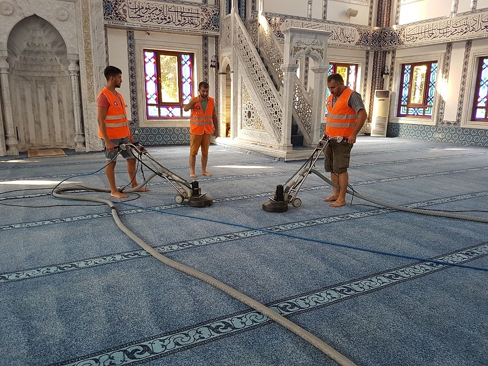 Büyükşehir camileri temizliyor