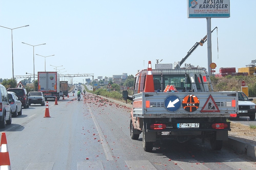 Karayolu karpuz tarlasına döndü!