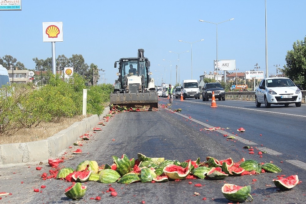 Karayolu karpuz tarlasına döndü!