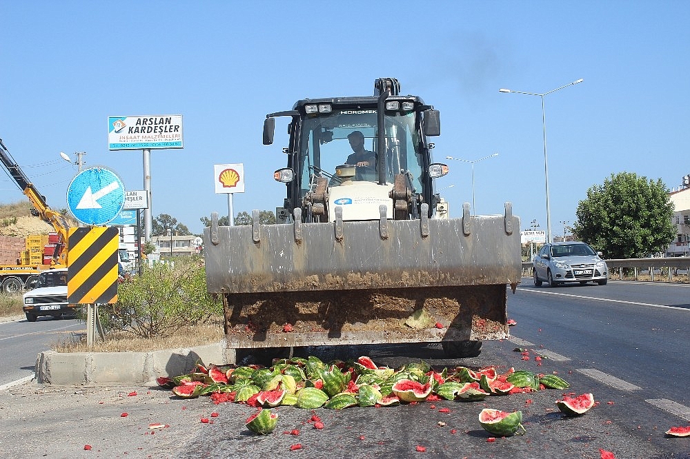 Karayolu karpuz tarlasına döndü!