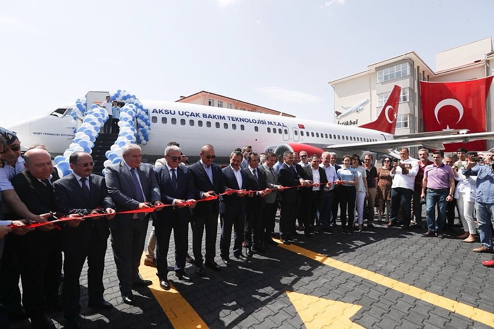 Lise bahçesindeki yolcu uçağını Bakan Çavuşoğlu açtı