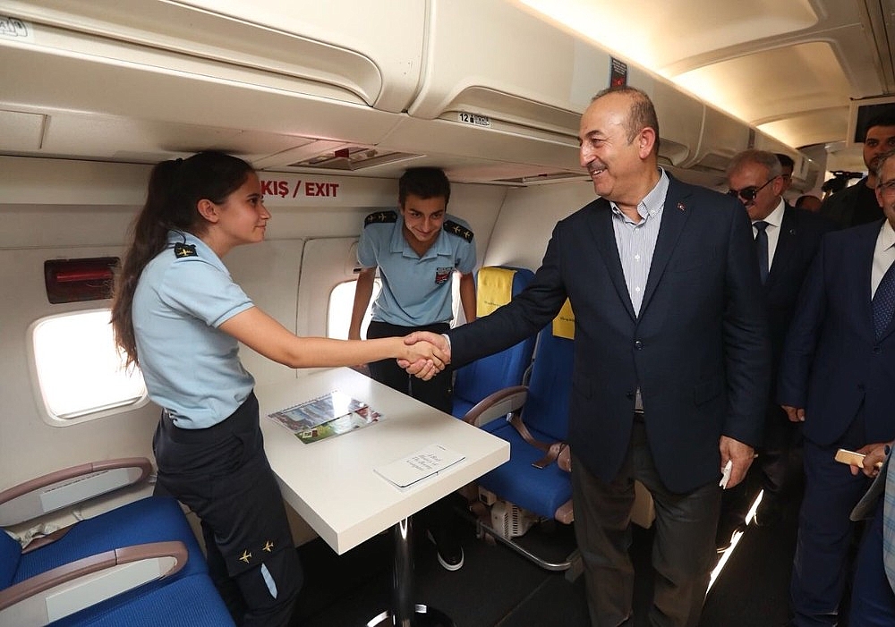 Lise bahçesindeki yolcu uçağını Bakan Çavuşoğlu açtı