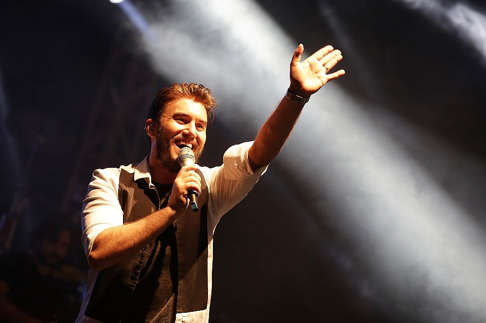 Mustafa Ceceli Kemer'de sahne aldı (Videolu)