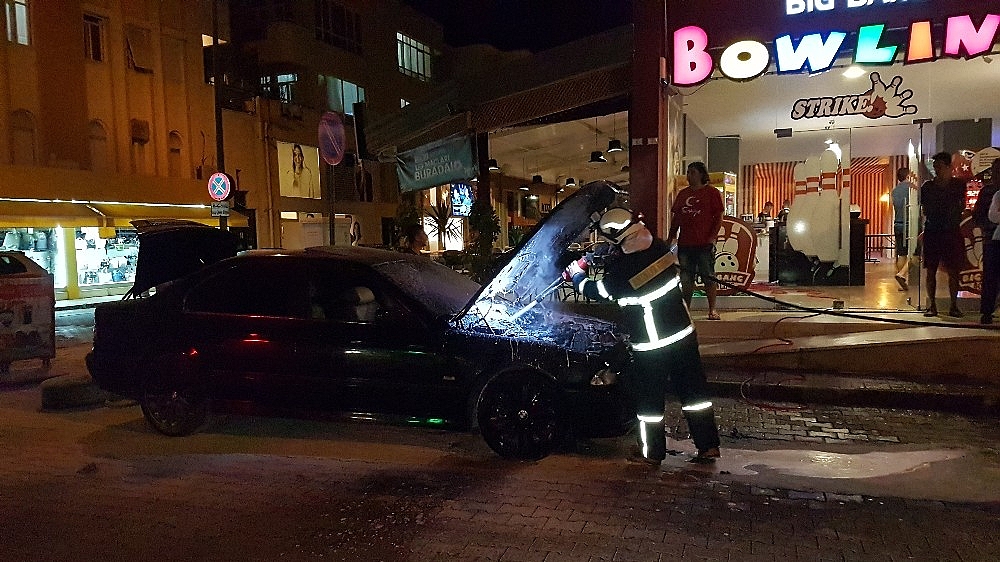 Park halindeki otomobilde yangın! (Videolu)