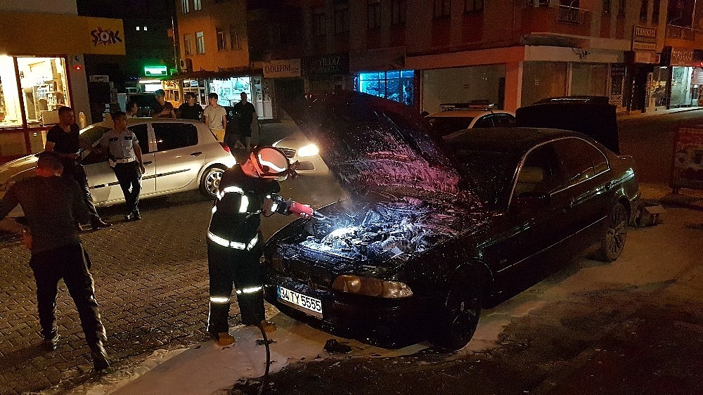 Park halindeki otomobilde yangın! (Videolu)