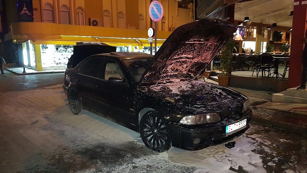 Park halindeki otomobilde yangın! (Videolu)