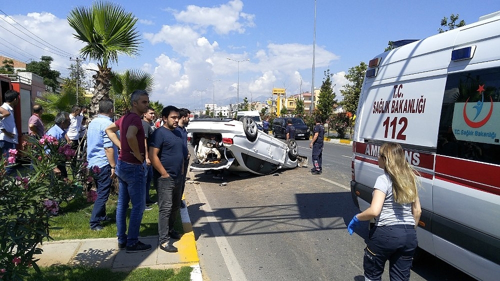 Takla atan araç ağaçlara çarparak durabildi: 3 yaralı!
