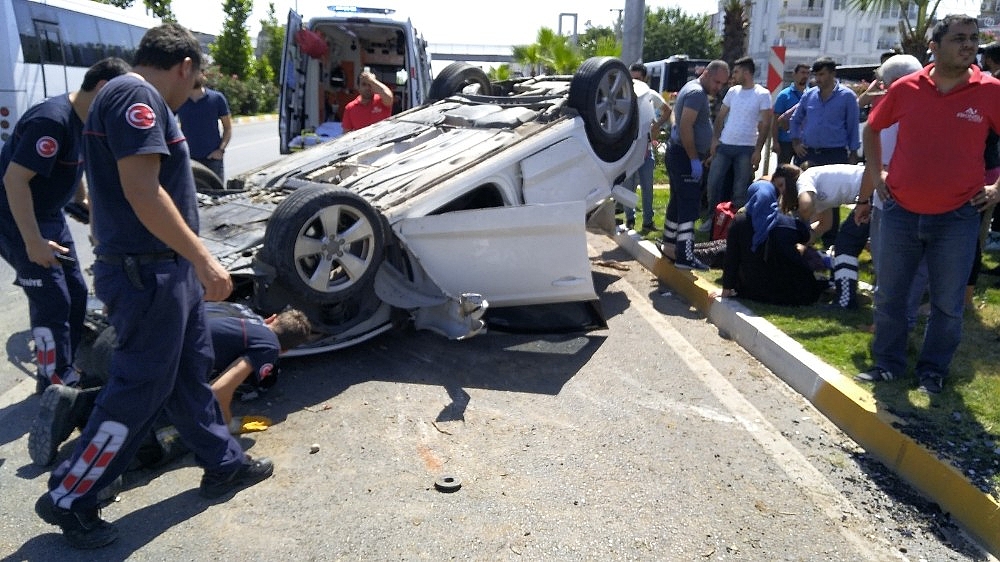 Takla atan araç ağaçlara çarparak durabildi: 3 yaralı!