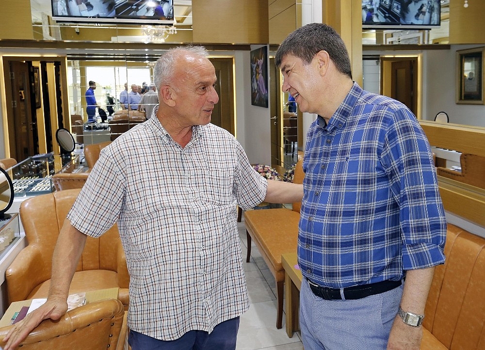 Başkan Türel çarşı esnafını ziyaret etti