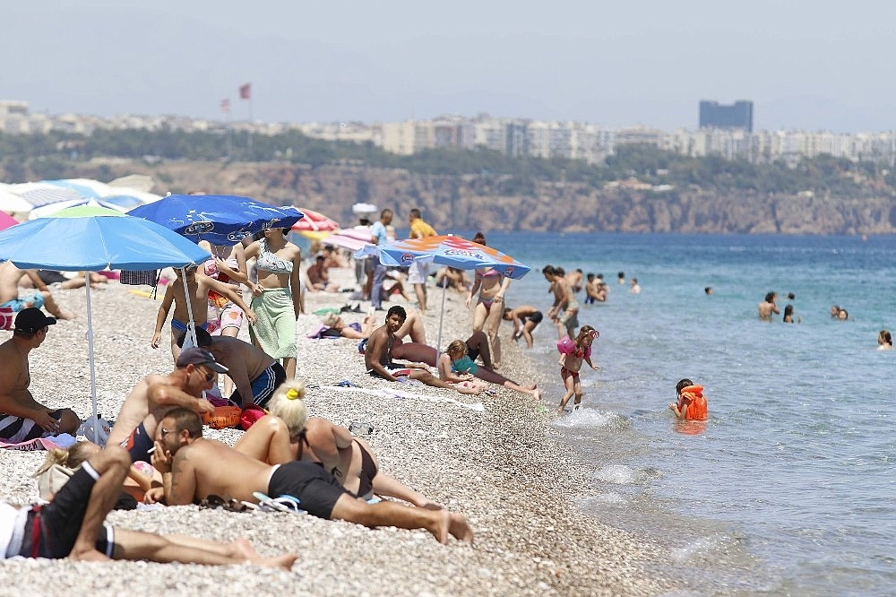 Turizmin başkenti Antalya'ya kavurucu sıcaklar geliyor (Videolu)