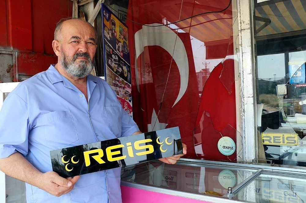 Türk bayrağı asılı marketi taşlama ve yakma teşebbüsüne 4 gözaltı!