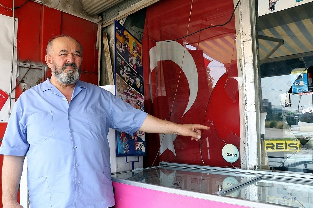 Türk bayrağı asılı marketi taşlama ve yakma teşebbüsüne 4 gözaltı!