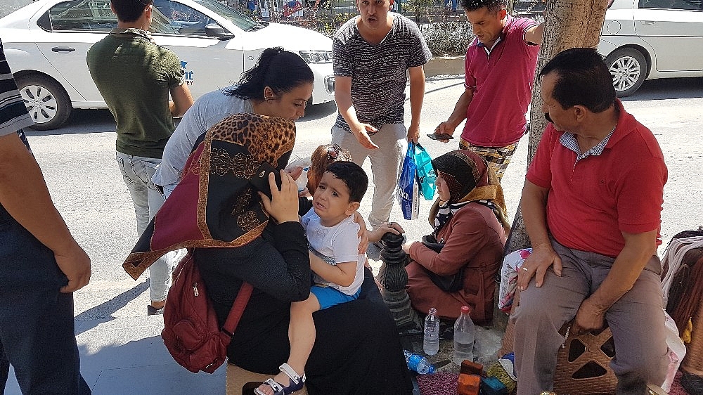 Yola fırlayan 3 yaşındaki çocuk ve teyzesi ölümden döndü!