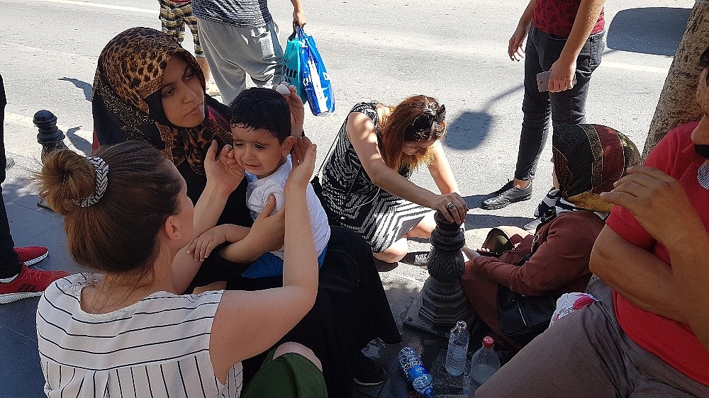 Yola fırlayan 3 yaşındaki çocuk ve teyzesi ölümden döndü!